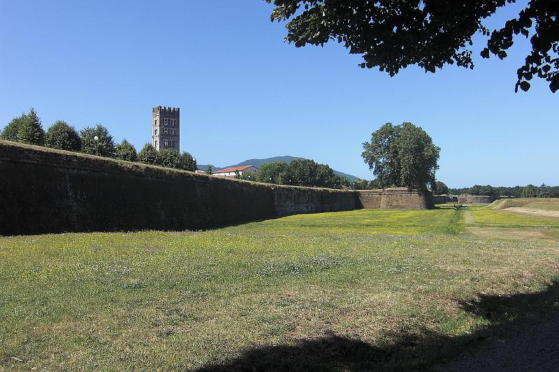05 Lucca - le mura.JPG